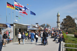Auf der Promenade bieten Händler allerhand Waren und Köstlichkeiten. 