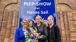 Im vergangenen Jahr haben sich viele Einzelhändler an dem Wettbewerb beteiligt; gewonnen hatte die „Piep-Show“ vom Modehaus Nikolaus – hier mit Hanse-Sail-Büro-Leiterin Bettina Fust und Cornelia Schöpfer, Diane Nikolaus-Hinneburg, Angelika Moll und DoreenNikolaus.