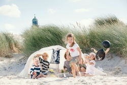 Spielende Kinder am Strand