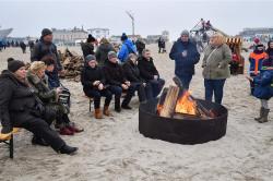 Ein wärmendes Lagerfeuer am Strand