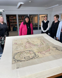 Der Rostocker Große Atlas feiert in diesem Jahr seinen 360. Geburtstag. Interessierte können ihn ab Sommer im Kulturhistorischen Museum Rostock sehen. Rektorin der Universität Rostock, Professorin Elizabeth Prommer (Mitte), mit Mitarbeiterinnen der Sondersammlungen der Universitätsbibliothek Rostock 