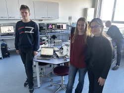 Schülerinnen und Schüler vor ihrem Projektaufbau