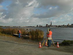 Vermessungstrupp an der Warnow