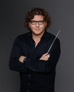 Marcus Bosch, Chefdirigent der Norddeutschen Philharmonie am Volkstheater Rostock,