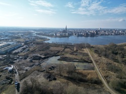 Blick auf die Fläche des WarnowQuartiers und das Warnowufer