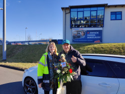 Yvonne Osterkamp gratuliert Mickael Vanucci