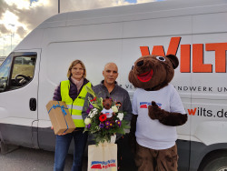 Der 76-millionste Fahrer wird an der Mautstation mit Blumen begrüßt.