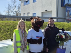  93-millionste Kunde seit Eröffnung des Warnowtunnels wurde an der Mautstation mit Blumen begrüßt