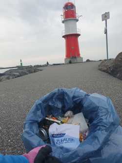An der Warnemünder Ostmole von sechs Helfer*innen und einem spontanen Urlauber gesammelter Müll.