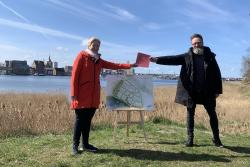 Ministerpräsidentin Manuela Schwesig übergibt den Zuwendungsbescheid an Oberbürgermeister Claus-Ruhe Madsen