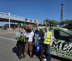 Fahrer mit Gratullanten an der Mautstation