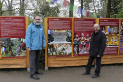 Den Zoo besuchen und viel Wissenswertes über die Heimat der Schneeleoparden erfahren - das ist jetzt mit der neuen Outdoor-Ausstellung von Klaus Wagener (re.) möglich.