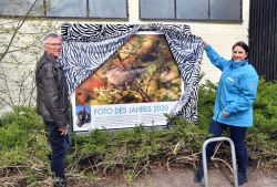 Das Siegerfoto 2020 ist enthüllt und am Zwergflusspferdhaus zu finden, hier mit Zookuratorin Antje Angeli und Preisträger Lothar Weigelt