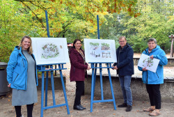Konzeptvorstellung für den nachhaltigen Insektenspielplatz - Zoo-Marketingleiterin Nicole Lerrahn (v.li.), Zoodirektorin Antje Angeli, der Marketingleiter der ScanHaus Marlow GmbH, Hansjörg Kunze, und Kristin Jacobi vom Zoo Rostock, die das Konzept entwickelt hat.