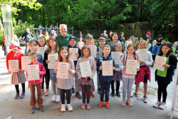 Gruppenfoto der Künstlerinnen und Künstler im Zoo