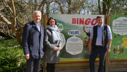 Zoodirektorin Antje Angeli mit dem Geschäftsführer von LOTTO Mecklenburg-Vorpommern, Hubert Ludwig (li.), und dem Geschäftsführer der Norddeutschen Stiftung für Umwelt und Entwicklung, Onno Poppinga.
