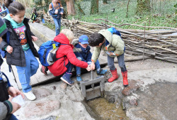 Kinder spielen am Brunnen