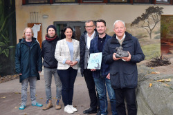 Gruppenfoto vor dem Erdmännchengehege