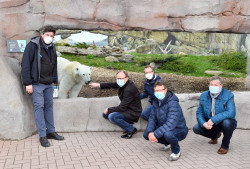 Das interessierte auch die Eisbären-die Landtagsabgeordneten Julian Barlen (v.li.), Jochen Schulte, Dirk Stamer, Rainer Albrecht und Ralf Mucha setzten sich erfolgreich für den ZooExpress ein. Auch Sozialministerin Stefanie Drese unterstützte das Projekt.