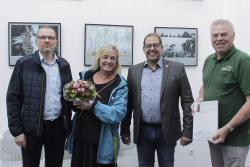 Gruppenbild von der Ausstellungseröffnung im Amt Warnow-West