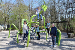 Testeten als erste das neue Spielgerät - Jaane (li./7), Lerke (10/oben) und Käthe (10) – hier mit Zoodirektorin Antje Angeli und Hansjörg Kunze, Marketingleiter von ScanHaus Marlow. Die Gottesanbeterin wurde sofort in Beschlag genommen.