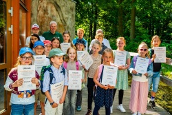 Schülergruppe mit Teilnahmeurkunde Junge Künstler gesucht