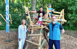 Lynn (4) und Kilian (5) sowie Paul-David Ronnecker von der  Satower Firma Arbolito waren die ersten Schlafnest-Tester – hier mit Ute Römer von den Stadtwerken und Zoodirektor Udo Nagel.