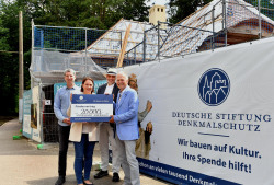 Nahm heute den Förderscheck der Deutschen Stiftung Denkmalschutz entgegen - Zoodirektorin Antje Angeli mit den Architekten André George (v.li.), Hannes Rother und Ralf Schinke, Ortskurator der Deutschen Stiftung Denkmalschutz in Rostock.