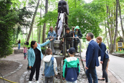 Mädchen und Jungen der Margaretenschule nehmen die Wasserstation an der Seeadlervoliere wieder in Beschlag. An den Stationen können viele Eigenschaften des Wassers erforscht werden.