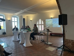 Podium in der Rathaushalle Maritimen Talk „Volle Kraft für die Region