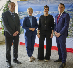 ROSTOCK PORT-Geschäftsführer Dr. Gernot Tesch, die Ministerpräsidentin des Landes Mecklenburg-Vorpommern Manuela Schwesig, die Oberbürgermeisterin der Hanse- und Universitätsstadt Rostock Eva-Maria Kröger und ROSTOCK PORT-Geschäftsführer Jens A. Scharner beim Neujahrsempfang 2025 von ROSTOCK PORT.