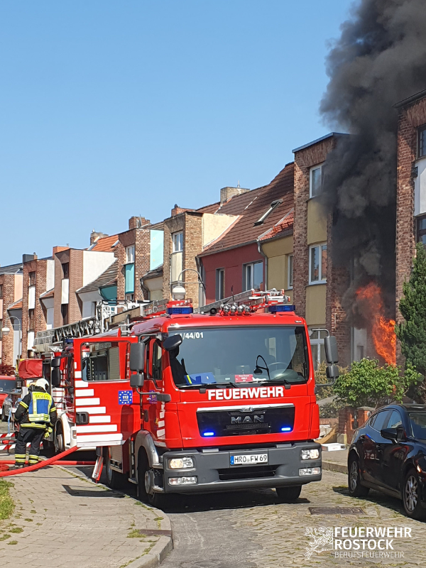 Feuer zerstört Wohnhaus in Rostocker KTV (Foto: Berufsfeuerwehr Rostock)