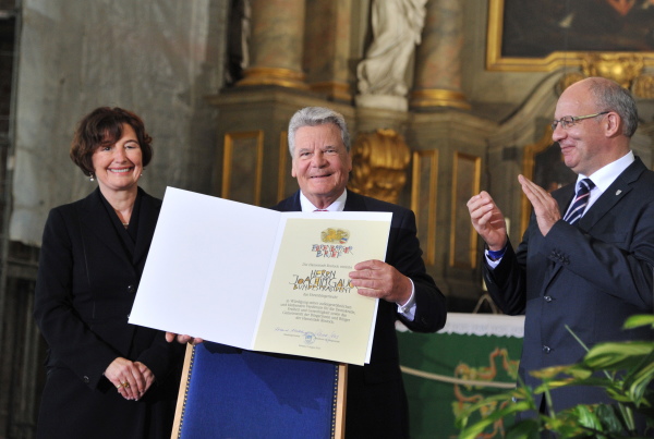 Joachim Gauck mit Roland Methling und Karina Jens