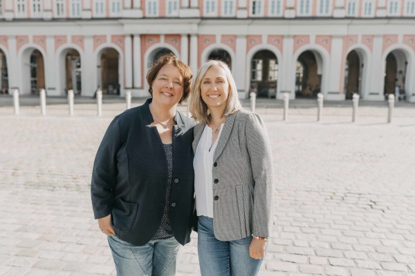 v.r.n.l: Cathleen Mendle-Annuschkewitz, Gleichstellungsbeauftragte und Claudia Röske, Sachbearbeiterin