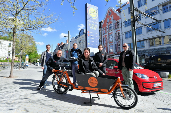 zu sehen sind mehrere Personen vor der Infostele des Mobilpunktes. Auch ein Lastenfahrrad ist abgebildet.