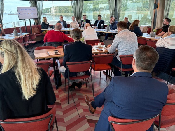 Informationsausfahrt mit Bürgerschaftsmitgliedern zur Flächenvorsorge für die Hafenerweiterung Informationsausfahrt mit Bürgerschaftsmitgliedern zur Flächenvorsorge für die Hafenerweiterung