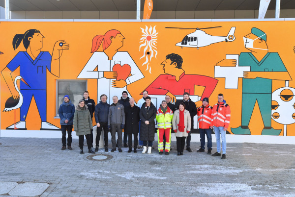 Die neue Zufahrt zum Integrierten Notfallzentrum am Klinikum Südstadt Rostock wurde am 18. Februar eingeweiht. Im Hintergrund ist das Streetart-Wandbild vom Rostocker Künstler Sebastian Volgmann zu sehen. Die neue Zufahrt zum Integrierten Notfallzentrum am Klinikum Südstadt Rostock wurde am 18. Februar eingeweiht. Im Hintergrund ist das Streetart-Wandbild vom Rostocker Künstler Sebastian Volgmann zu sehen.