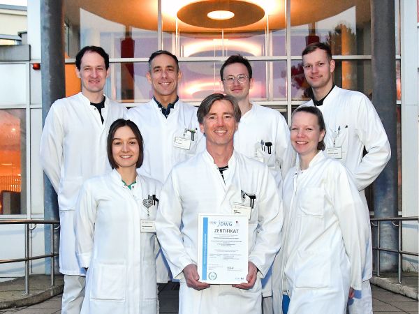 Gesicherte Qualität für Patienten - das Ärzteteam des Wirbelsäulenspezialzentrums mit der Zertifizierungsurkunde (o.R.v.li. Oberarzt Dr. Hans-Joachim Wojak, Oberarzt Augusto E. Corestein, Jan Gero Kurtenbach, Paul Wilhelm Abshagen sowie u.R.v.li. Charlotte Brockhage, Chefarzt Dr. Sascha Mann und Senta Becker). Gesicherte Qualität für Patienten - das Ärzteteam des Wirbelsäulenspezialzentrums mit der Zertifizierungsurkunde (o.R.v.li. Oberarzt Dr. Hans-Joachim Wojak, Oberarzt Augusto E. Corestein, Jan Gero Kurtenbach, Paul Wilhelm Abshagen sowie u.R.v.li. Charlotte Brockhage, Chefarzt Dr. Sascha Mann und Senta Becker).