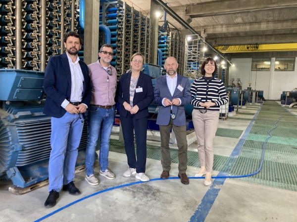 Besuch der Entsalzungsanlage El Atabal, Malaga, v.l. Nicolaś Orgoiti, Betriebsleiter ATABAL Emesa, Savier Alcantara, Gebietsleiter Staatliches Unternehmen AcuaMed, Dr. Ute Fischer-Gäde, Senatorin für Stadtplanung, Bau, Klimaschutz und Mobilität HRO, Romuald Bittl, Wirtschafts- und Umweltdezernent des LK Rostock, Dr. Olga Schenk, stellv. Leiterin des Referats Außenwirtschaftsförderung BMWK
