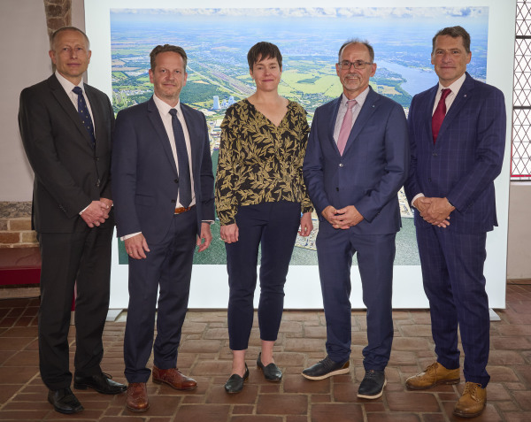 65 Jahre Überseehafen Rostock  ROSTOCK PORT-Geschäftsführer Dr. Gernot Tesch, Euroports-Geschäftsführer Karsten Lentz, Oberbürgermeisterin Eva-Maria Kröger, Landeswirtschaftsminister Dr. Wolfgang Blank und ROSTOCK PORT-Geschäftsführer Jens A. Scharner beim heutigen Empfang zum 65. Geburtstag des Überseehafens im Rathaus Rostock.