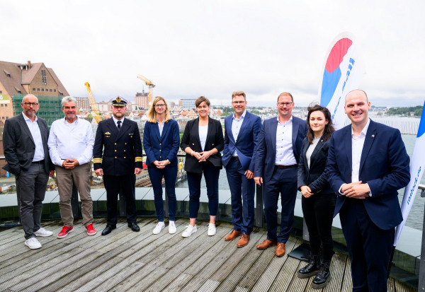 Tourismusdirektor Matthias Fromm, Skipper Gerhard Bialek, Sützpunktkommandeur Martin Paul Rose, Jana Lüth von AIDA, Oberbürgermeisterin Eva-Maria Kröger, Brauerei-Geschäftsführer Ronny Löwendei, OSPA-Chef Karsten Pannwitt, Anna Congard und Michael Fritz vom Institut Franco allemand de Rostock bei der Pressekonferenz zur 34. Hanse Sail Tourismusdirektor Matthias Fromm, Skipper Gerhard Bialek, Sützpunktkommandeur Martin Paul Rose, Jana Lüth von AIDA, Oberbürgermeisterin Eva-Maria Kröger, Brauerei-Geschäftsführer Ronny Löwendei, OSPA-Chef Karsten Pannwitt, Anna Congard und Michael Fritz vom Institut Franco allemand de Rostock bei der Pressekonferenz zur 34. Hanse Sail