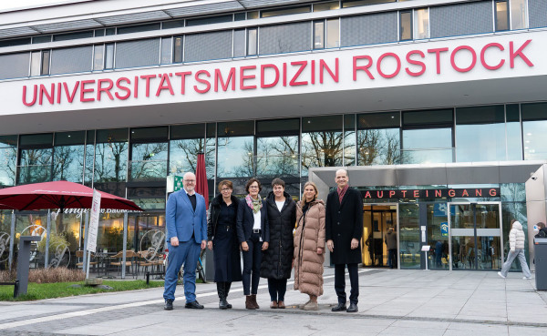 Die Vorstände der Universitätsmedizin Rostock begrüßten am Mittwoch Oberbürgermeisterin Eva-Maria Kröger und Juliane Bunde von der Rostocker Stadtverwaltung: Kaufmännischer Vorstand Christian Petersen (v.l.), Pflegevorstand Annett Laban, Vorstandsvorsitzende und Ärztliche Vorständin Dr. Christiane Stehle und Dekan und Wissenschaftlicher Vorstand Prof. Dr. Bernd Krause.