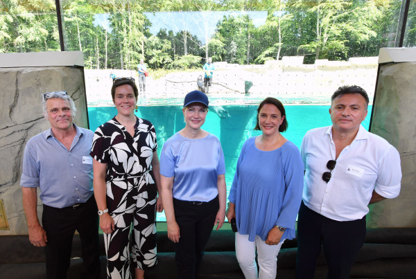 Nach zwei Jahren Bauzeit ist es nun so weit: Die neue Robbenanlage im Zoo Rostock wurde heute gemeinsam mit Ministerpräsidentin Manuela Schwesig, Rostocks Oberbürgermeisterin Eva-Maria Kröger, dem Präsidenten des Verbandes der Zoologischen Gärten, Dr. Dag Encke, und dem Architekten und Planer der Anlage, Sezai I. Candan, sowie zahlreichen weiteren Gästen und dem Zooteam feierlich eröffnet. Nach zwei Jahren Bauzeit ist es nun so weit: Die neue Robbenanlage im Zoo Rostock wurde heute gemeinsam mit Ministerpräsidentin Manuela Schwesig, Rostocks Oberbürgermeisterin Eva-Maria Kröger, dem Präsidenten des Verbandes der Zoologischen Gärten, Dr. Dag Encke, und dem Architekten und Planer der Anlage, Sezai I. Candan, sowie zahlreichen weiteren Gästen und dem Zooteam feierlich eröffnet.