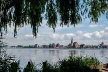 Blick von Gehlsdorf auf die Holzhalbinsel und St. Petri (Titelfoto des Umweltkalenders 2026) 