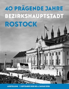 Plakat zur Sonderausstellung „40 prägende Jahre. Bezirkshauptstadt Rostock"