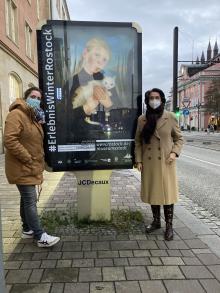 Inga Knospe (r.) und Dr. Michaela Selling vor einem CityLight-Poster in der Steinstraße. Inga Knospe (r.) und Dr. Michaela Selling vor einem CityLight-Poster in der Steinstraße.