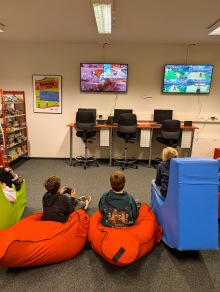 Mario Kart-Turnier in der Stadtteilbibliothek Groß Klein. Mario Kart-Turnier in der Stadtteilbibliothek Groß Klein.