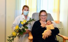 1000. Geburt 2021 im Klinikum Südstadt Rostock: Blumen für die nun stolze Zweifachmutter Christiane Quick gab es von Oberärztin Dr. Kerstin Hagen. Johannes absolvierte seinen ersten Fototermin mit Bravour. 1000. Geburt 2021 im Klinikum Südstadt Rostock: Blumen für die nun stolze Zweifachmutter Christiane Quick gab es von Oberärztin Dr. Kerstin Hagen. Johannes absolvierte seinen ersten Fototermin mit Bravour.