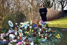 Gemeinsames Erinnern an die Kinder, die mit Hoffen und Bangen begleitet wurden und von denen sich die Eltern schmerzlich trennen mussten - Pastorin Hilke Schicketanz an der Grabstätte auf dem Westfriedhof.