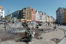 Brunnen der Lebensfreude, im Hintergrund die Kröpeliner Straße Brunnen der Lebensfreude, im Hintergrund die Kröpeliner Straße